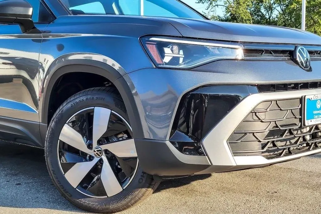 2025 Volkswagen Taos S photo 1