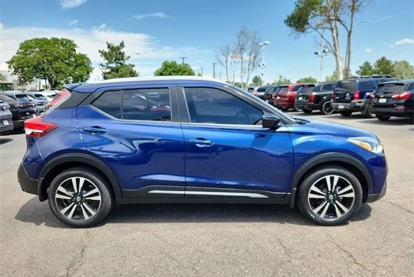 2019 Nissan Kicks SR photo 1