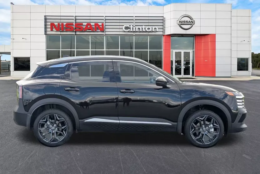 2025 Nissan Kicks SR photo 1