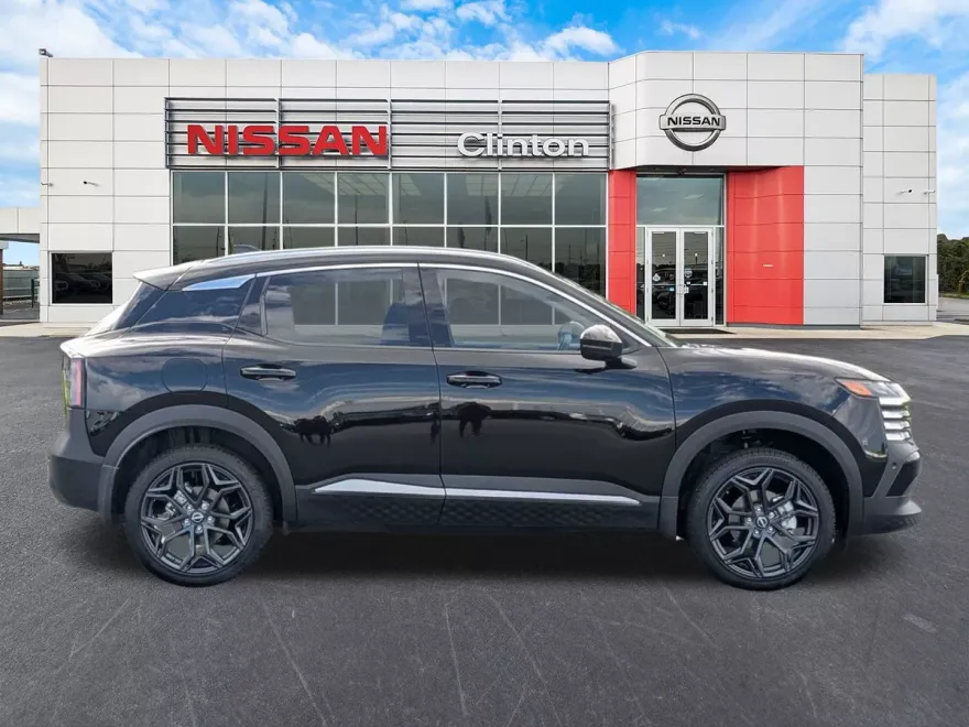 2025 Nissan Kicks SR photo 1