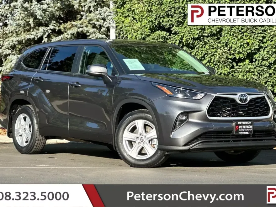 2024 Toyota Highlander LE photo 1