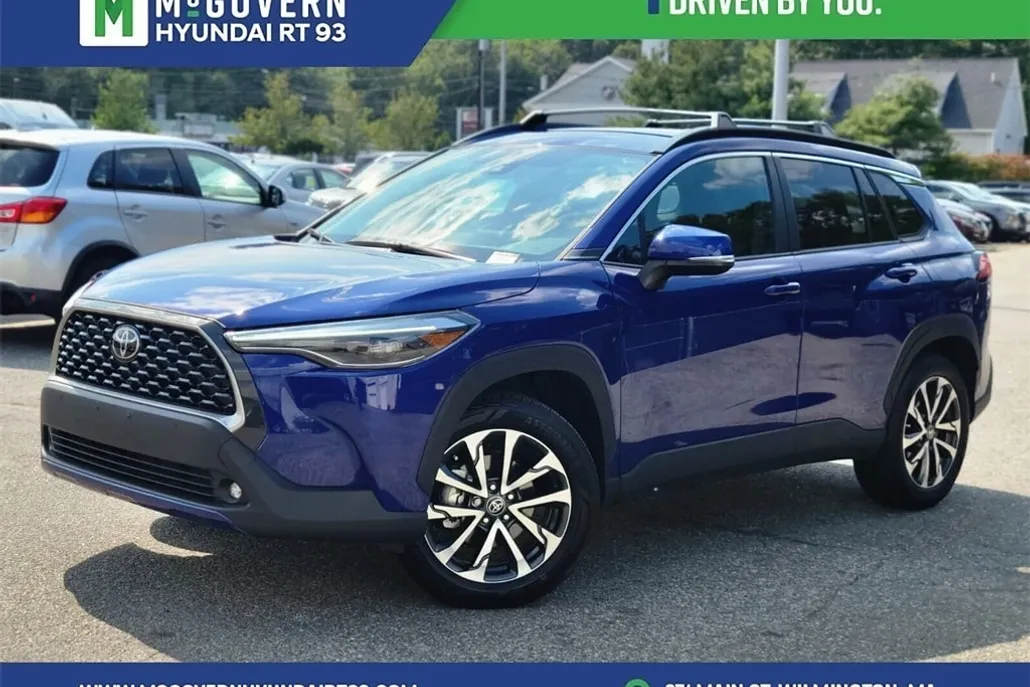 2022 Toyota Corolla Cross XLE photo 1