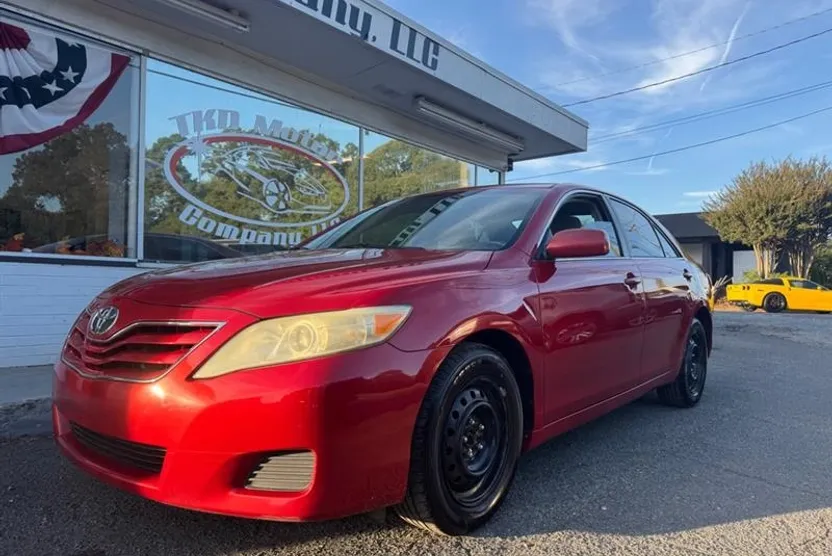 2010 Toyota Camry SE photo 1
