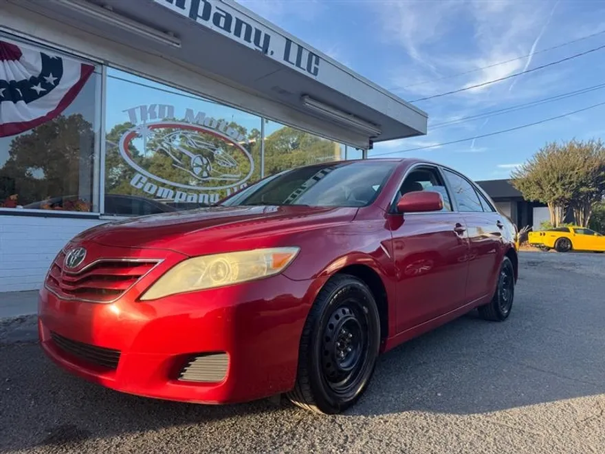 2010 Toyota Camry SE photo 1