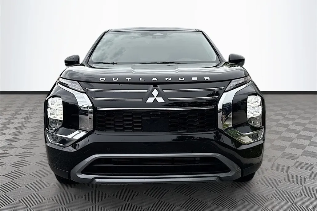 2025 Mitsubishi Outlander SE photo 1