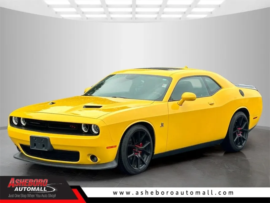 2017 Dodge Challenger R/T photo 1