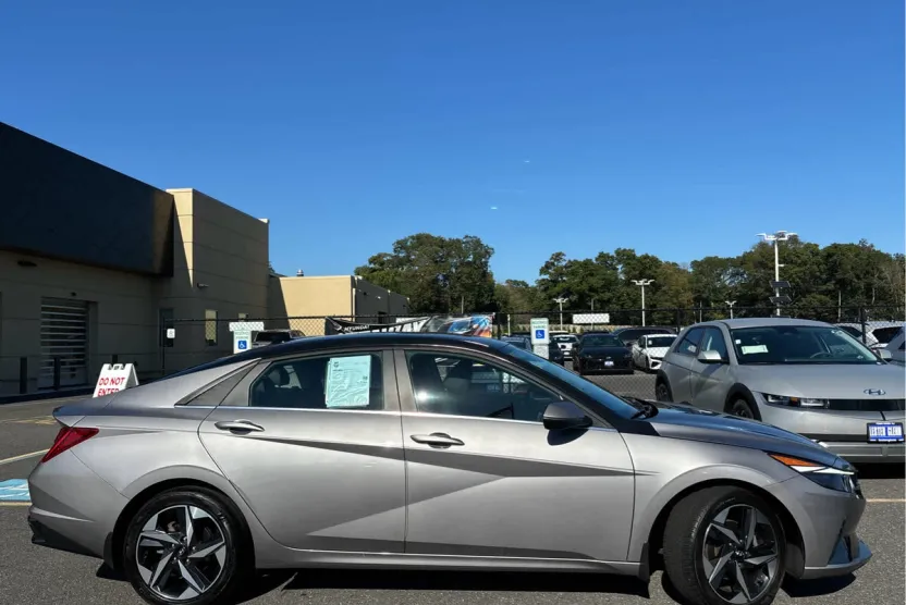 2023 Hyundai Elantra Limited photo 1