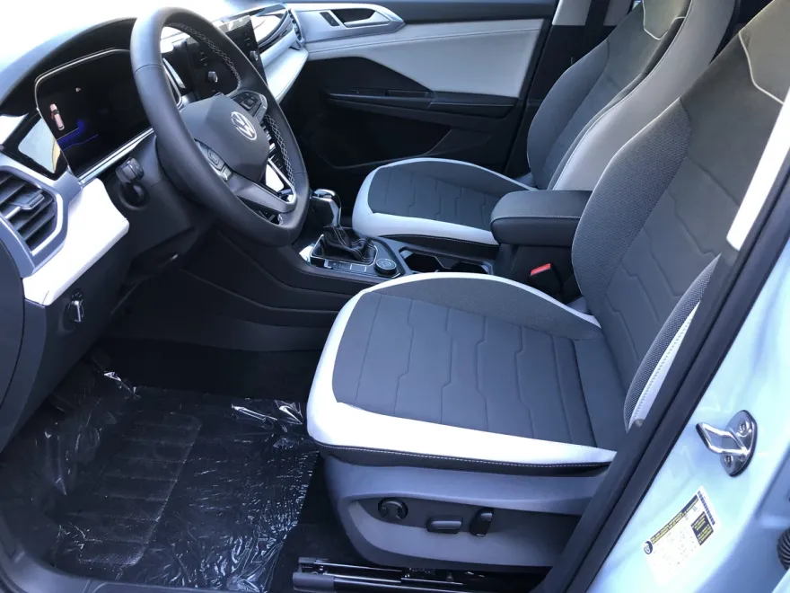 2025 Volkswagen Taos SE photo 1