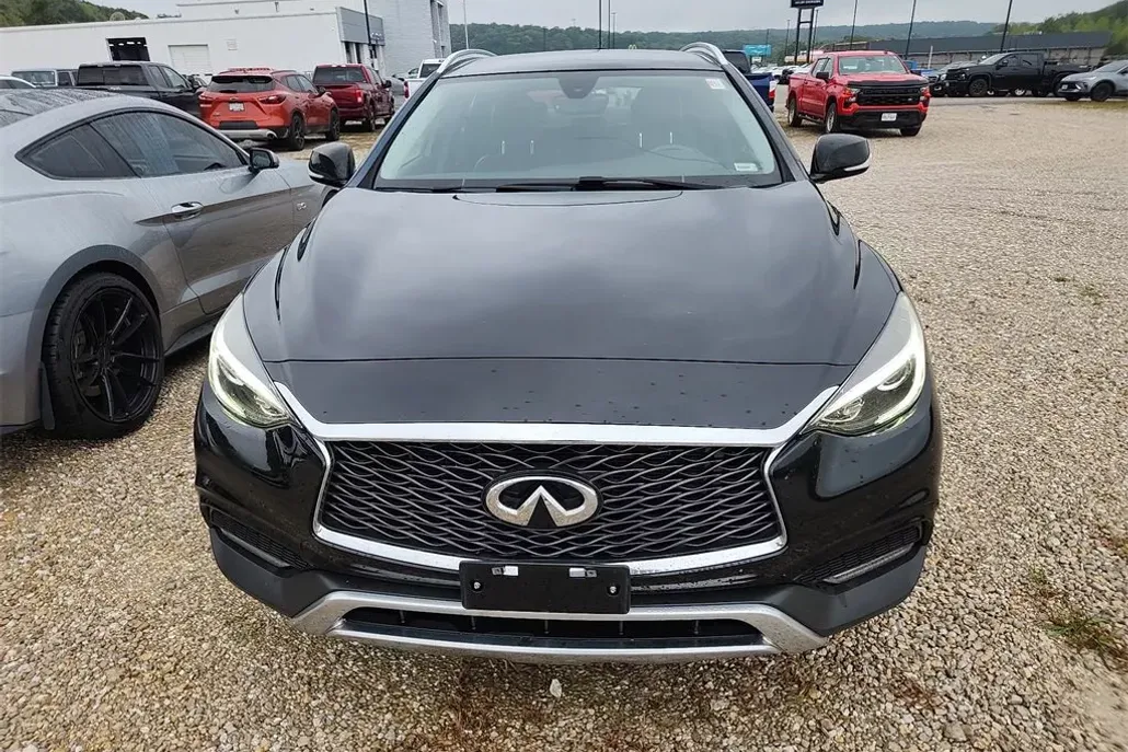 2017 Infiniti QX30 Premium photo 1