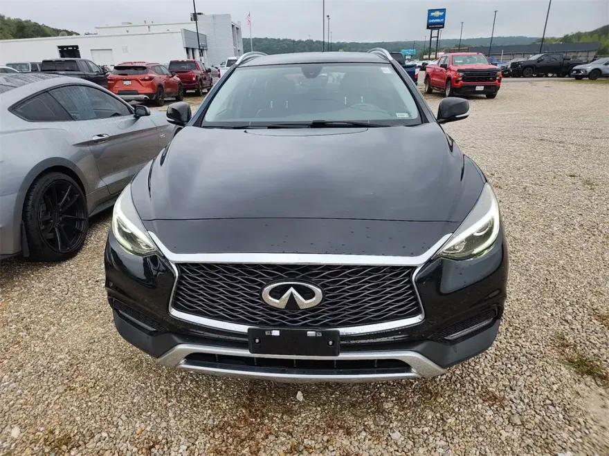 2017 Infiniti QX30 Premium photo 1