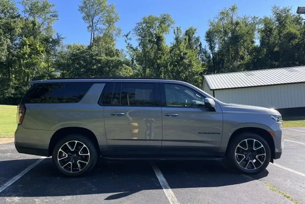 2021 Chevrolet Suburban RST photo 1