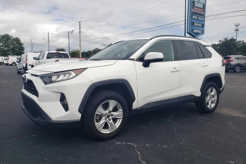 2021 Toyota RAV4 XLE photo 1