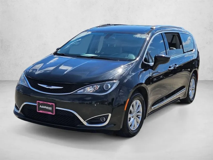 2018 Chrysler Pacifica Touring L photo 1