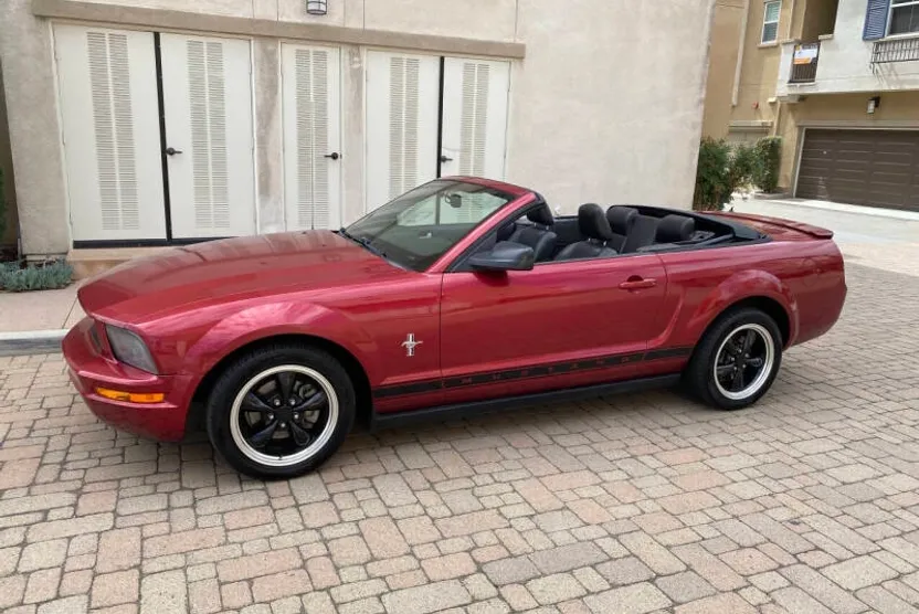 2007 Ford Mustang V6 Deluxe photo 1