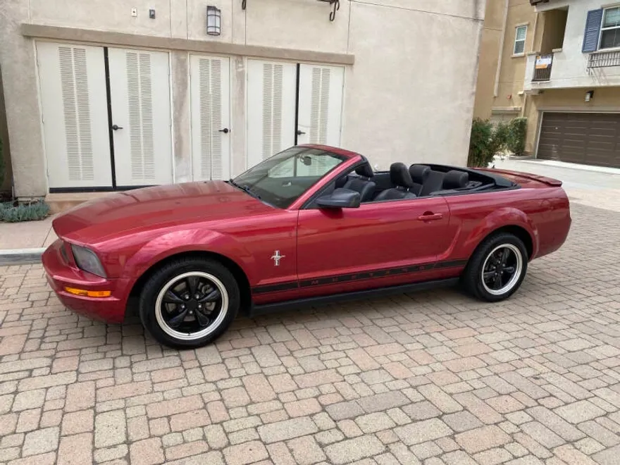 2007 Ford Mustang V6 Deluxe photo 1