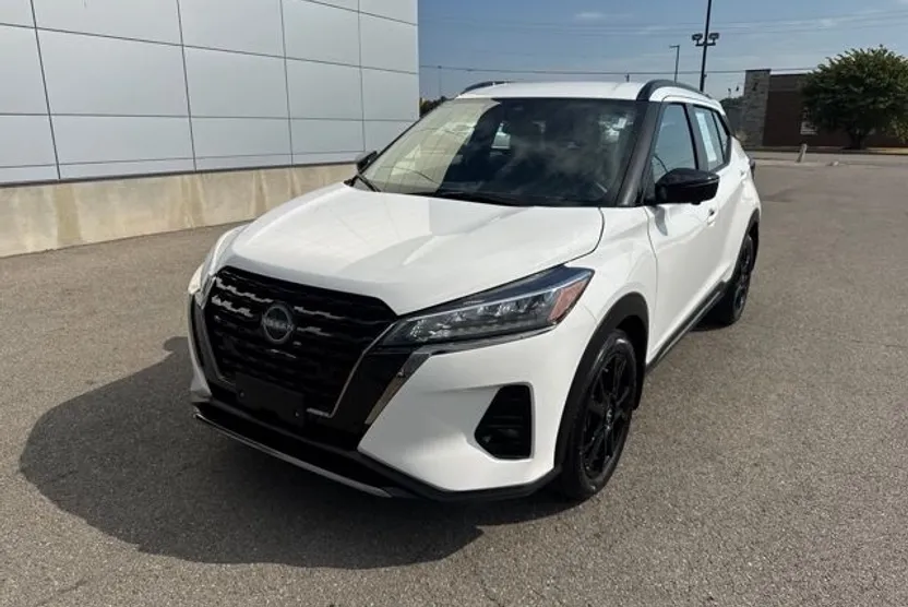 2024 Nissan Kicks SR photo 1