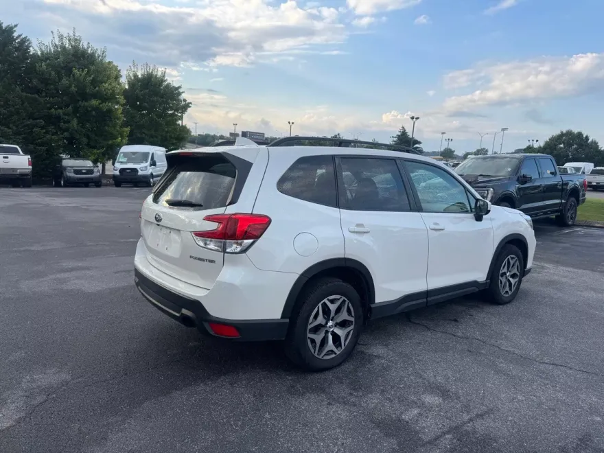 2020 Subaru Forester Premium photo 1