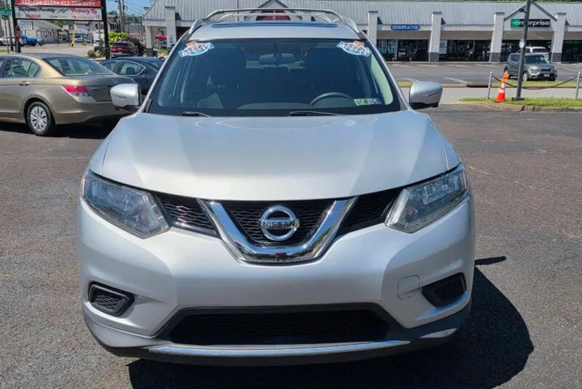 2015 Nissan Rogue SV photo 1
