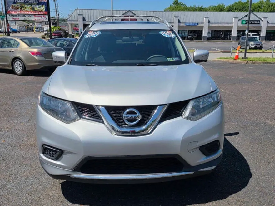 2015 Nissan Rogue SV photo 1