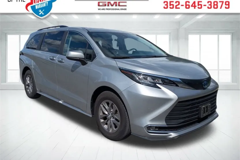2023 Toyota Sienna XLE photo 1