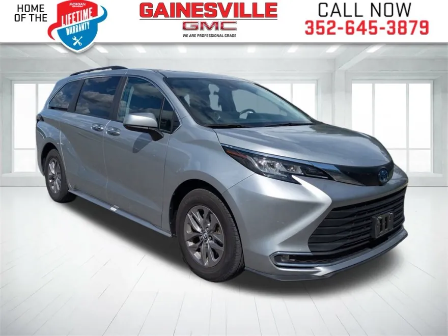 2023 Toyota Sienna XLE photo 1