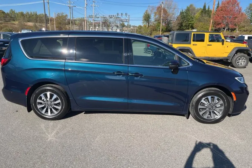 2023 Chrysler Pacifica Hybrid Touring L photo 1