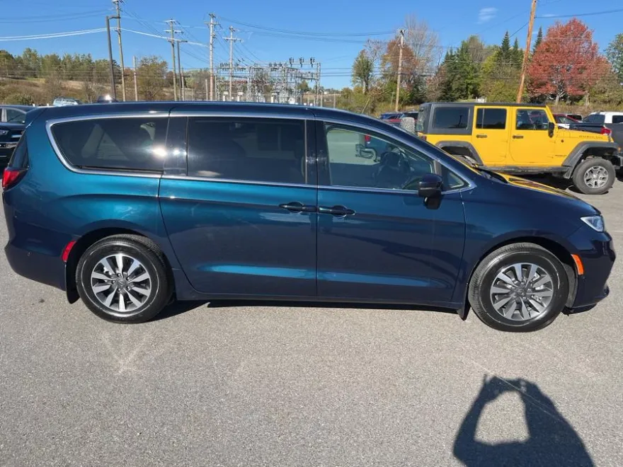2023 Chrysler Pacifica Hybrid Touring L photo 1