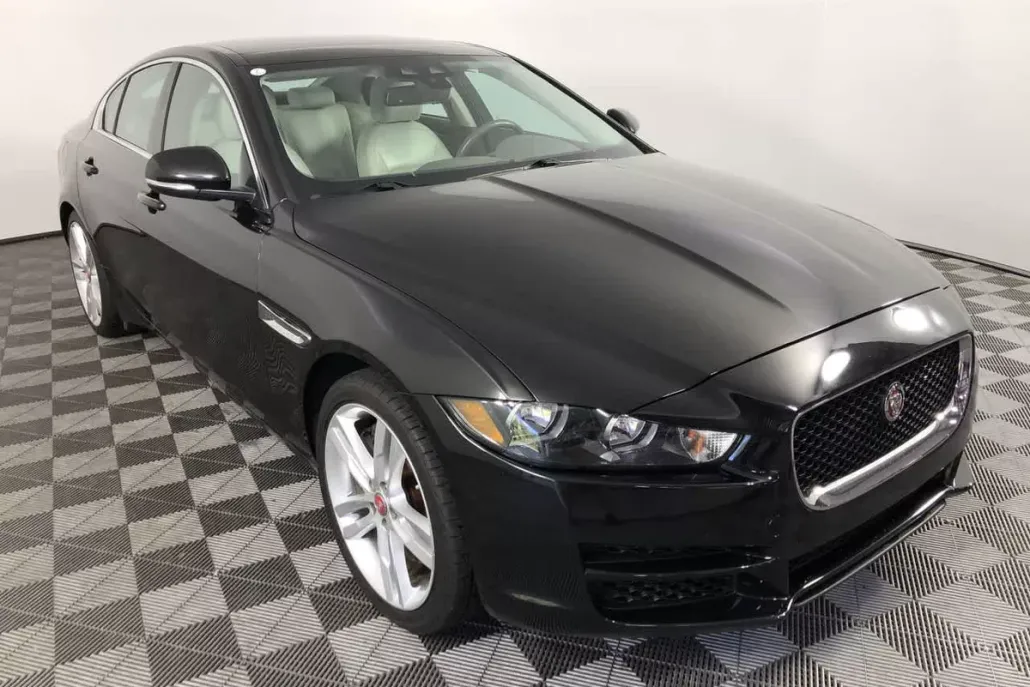 2017 Jaguar XE Prestige photo 1