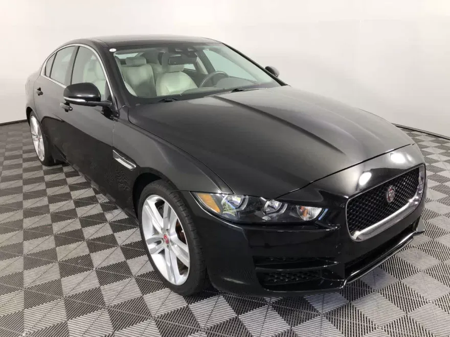 2017 Jaguar XE Prestige photo 1
