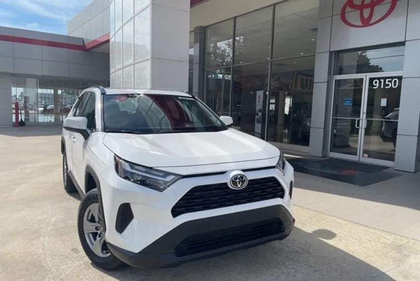 2025 Toyota RAV4 XLE photo 1