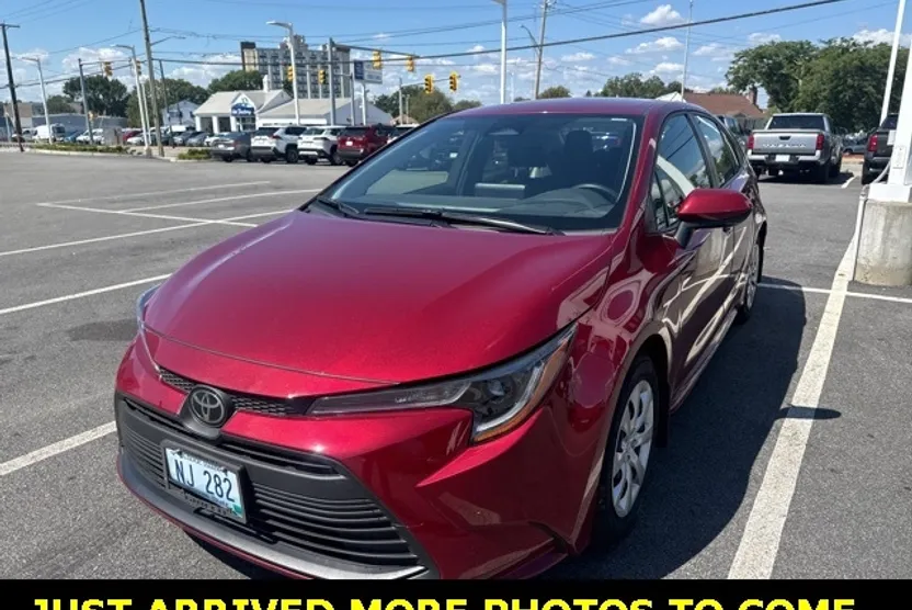 2023 Toyota Corolla LE photo 1