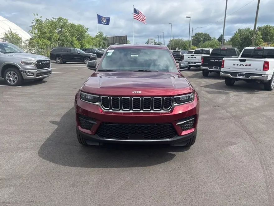 2025 Jeep Grand Cherokee Laredo photo 1