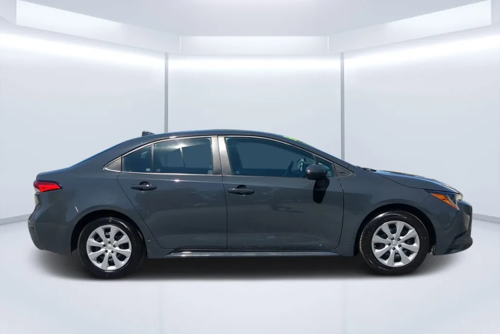 2023 Toyota Corolla LE photo 1