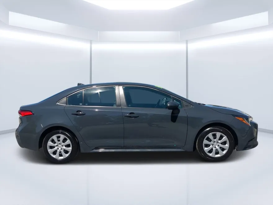 2023 Toyota Corolla LE photo 1