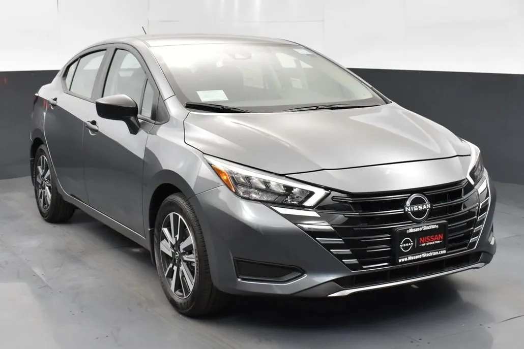2025 Nissan Versa 1.6 S photo 1