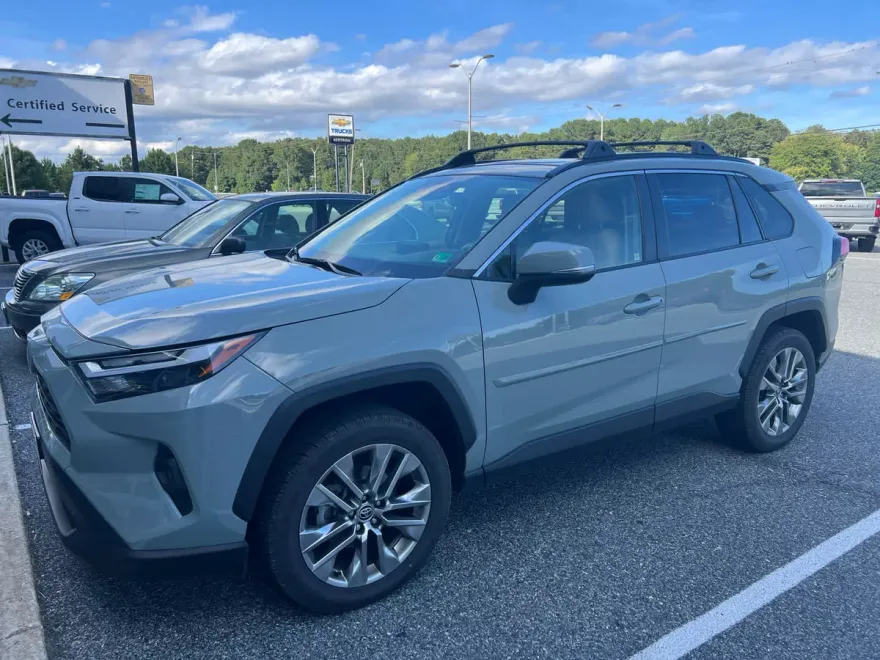 2022 Toyota RAV4 XLE Premium photo 1
