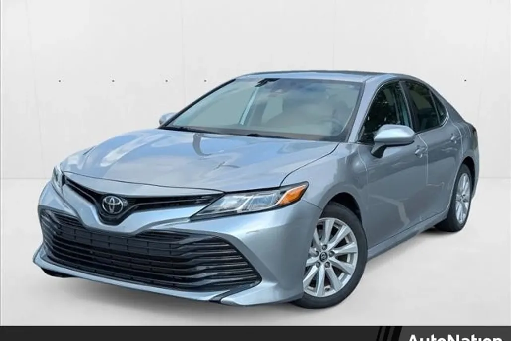2019 Toyota Camry LE photo 1