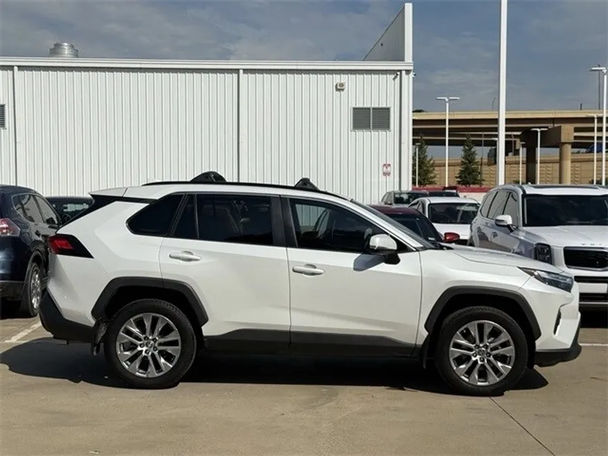 2024 Toyota RAV4 XLE Premium photo 1