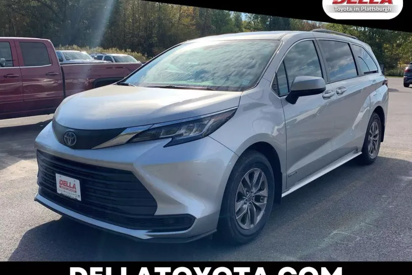 2021 Toyota Sienna LE photo 1