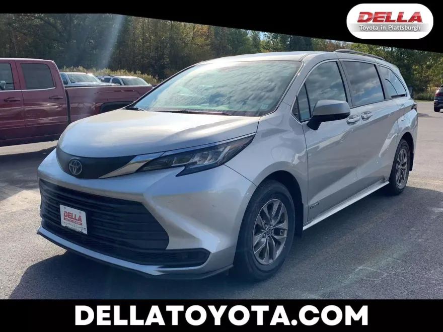 2021 Toyota Sienna LE photo 1