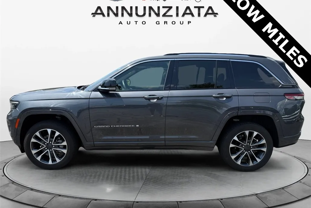 2022 Jeep Grand Cherokee Overland photo 1