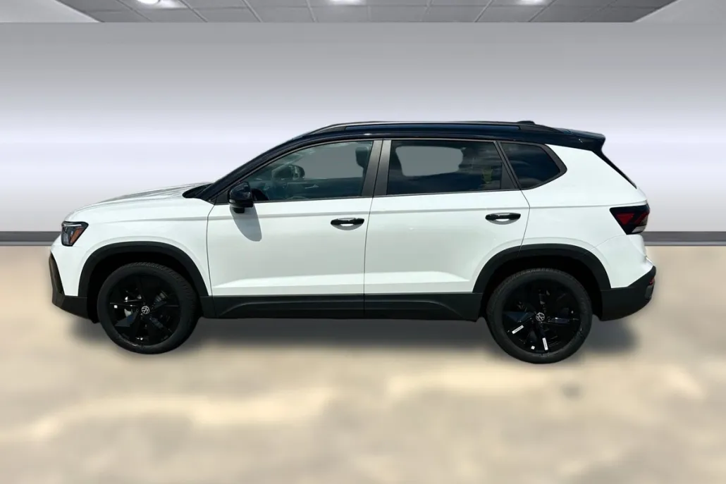 2025 Volkswagen Taos SE photo 1