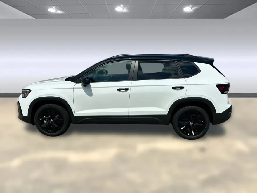 2025 Volkswagen Taos SE photo 1