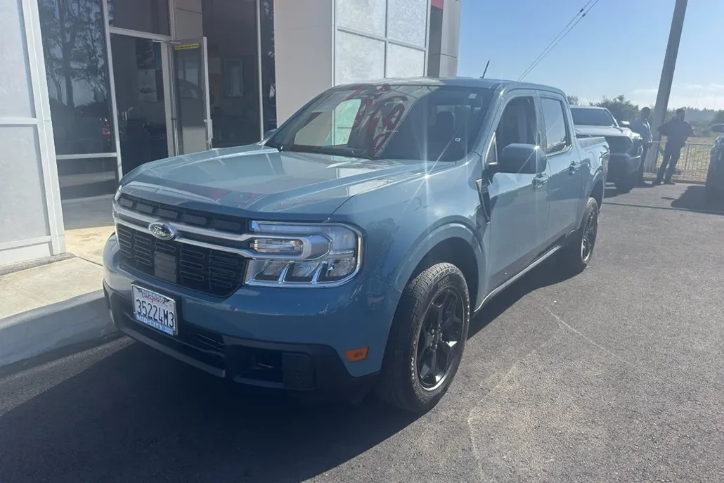 2023 Ford Maverick Lariat photo 1