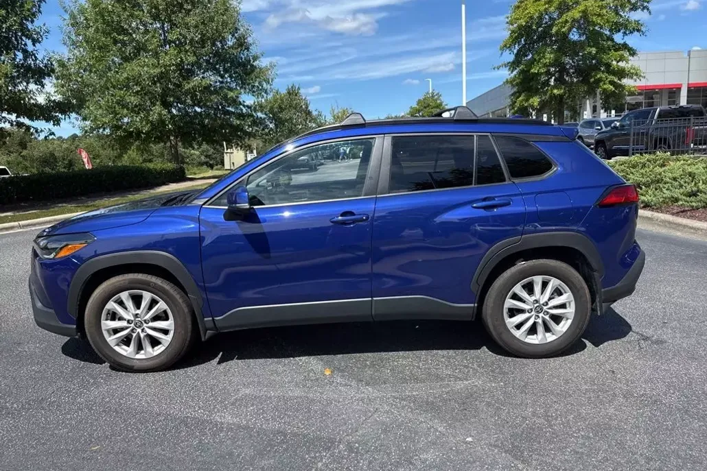 2024 Toyota Corolla Cross LE photo 1