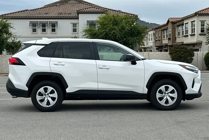 2024 Toyota RAV4 LE photo 1