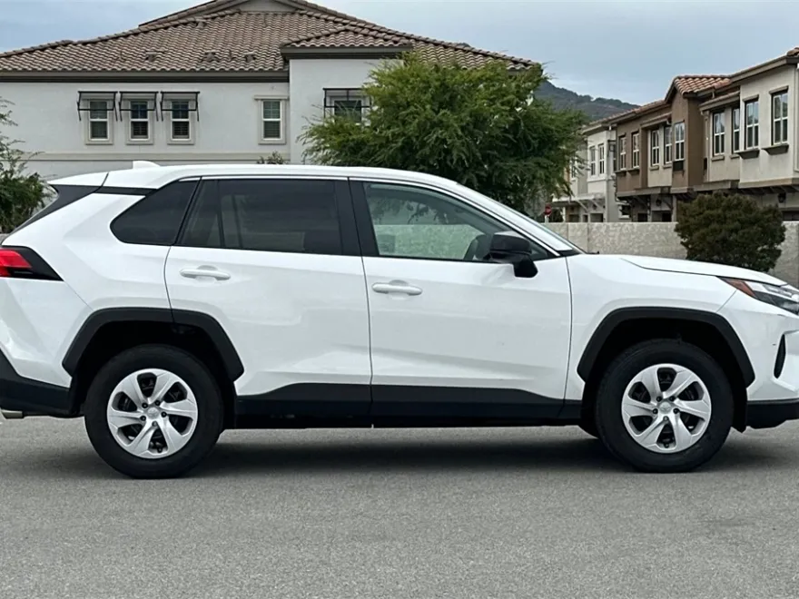 2024 Toyota RAV4 LE photo 1