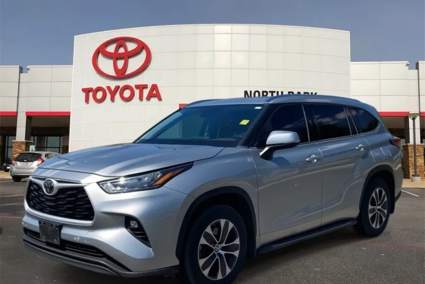 2020 Toyota Highlander XLE photo 1