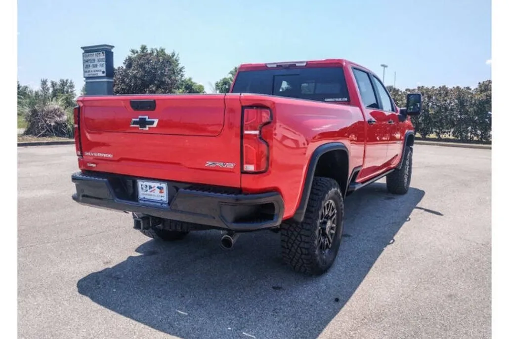 2025 Chevrolet Silverado 2500HD ZR2 photo 1
