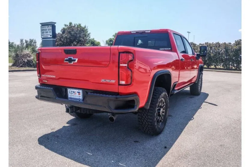 2025 Chevrolet Silverado 2500HD ZR2 photo 1